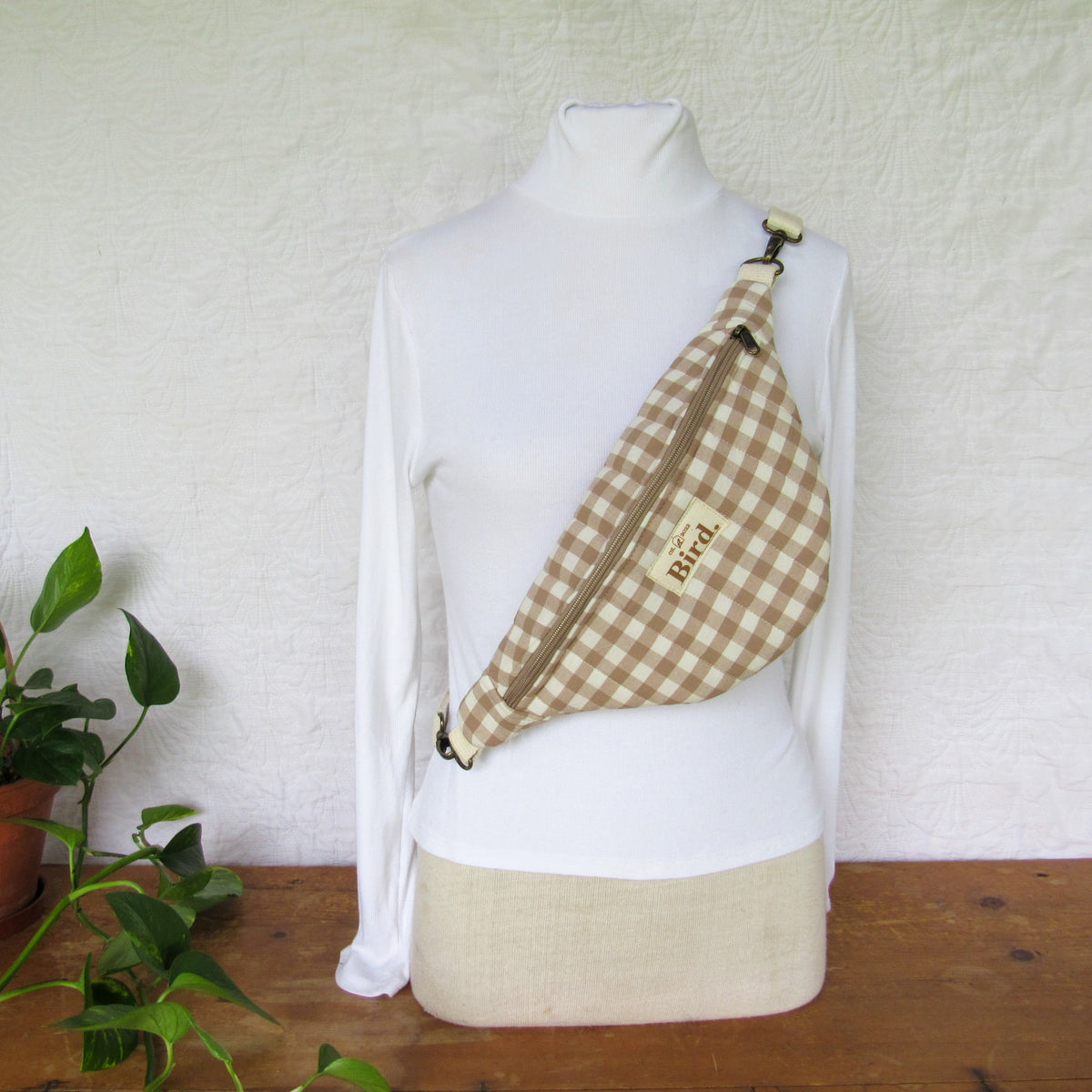 Beidge gingham moonbag