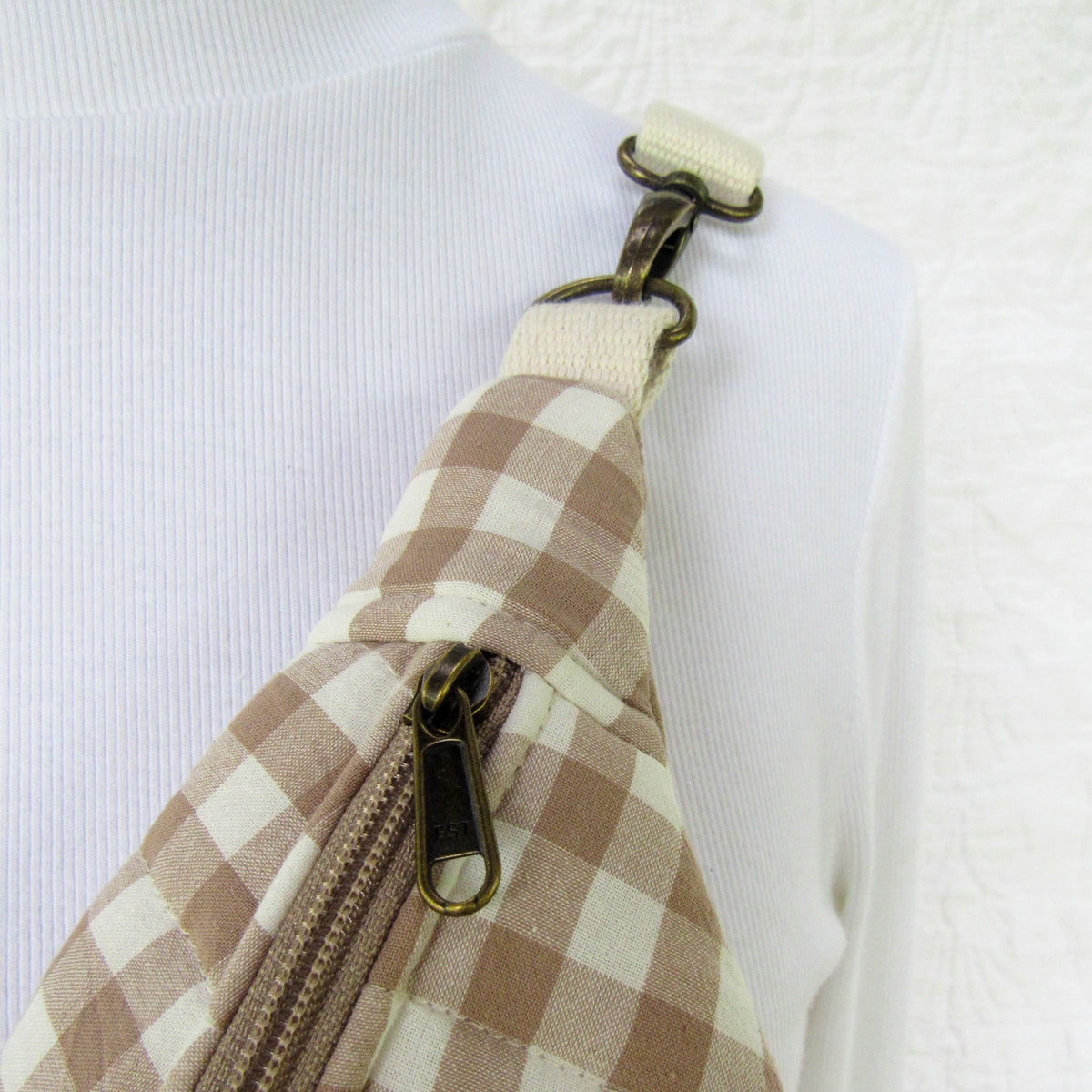 Beidge gingham moonbag